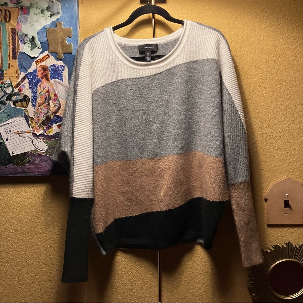 H Halston Acrylic White Black and Tan Sweater